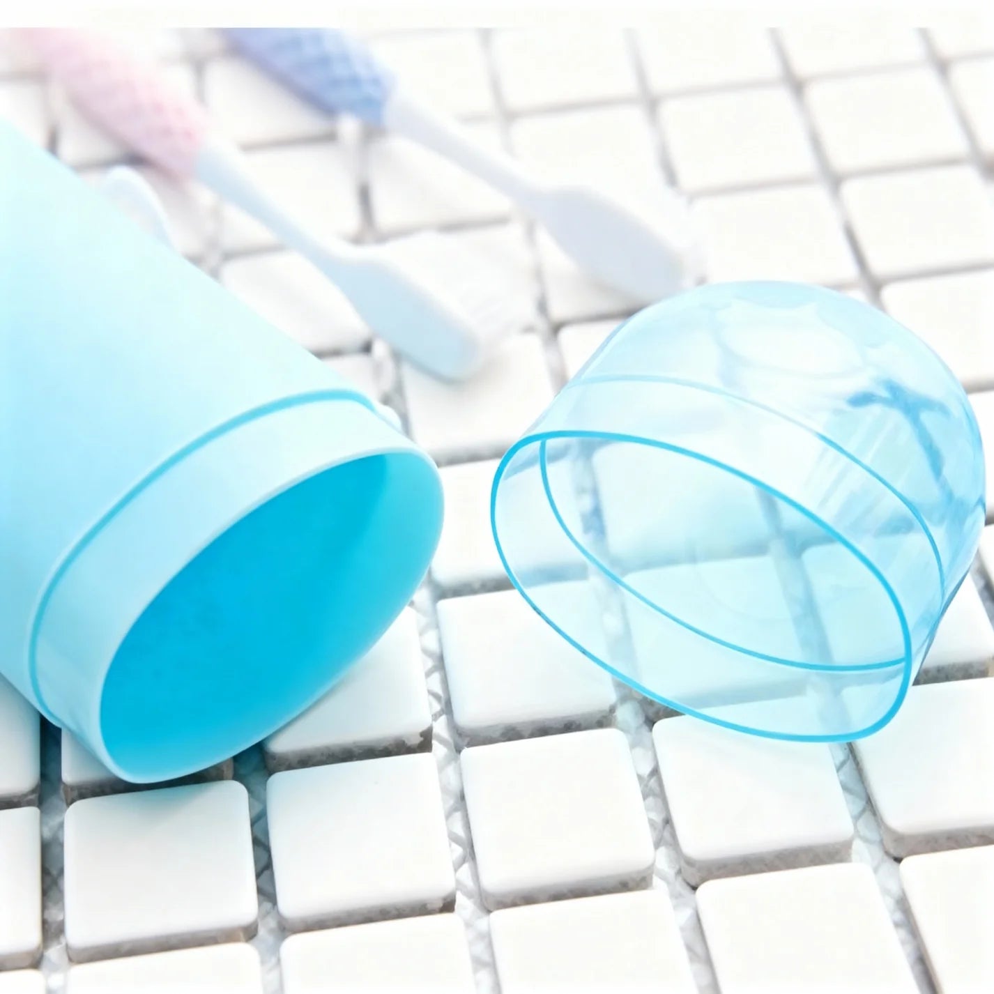 Portable Travel Toothbrush Storage Case – Durable & Lightweight Plastic Toothbrush Holder for Bathroom, Travel & Camping (Random color-Pack of 1)