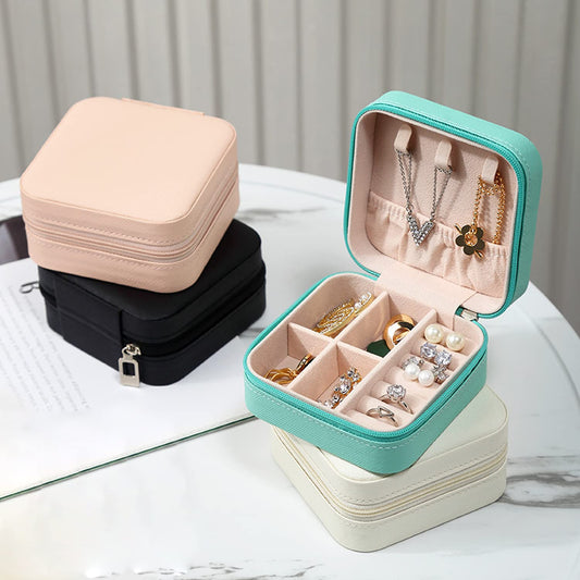 Mini Jewelry Travel Case, PU Leather Travel Jewelry Organizer Box, Small Portable Portable Jewellery Storage Holder for Womens Rings Earrings Necklaces Bracelets (Random Color)